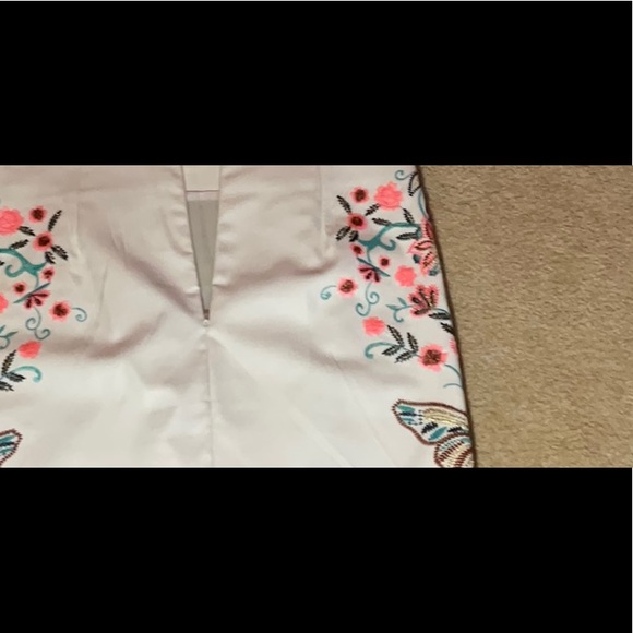 Kilky faux leather mini skirt with embroidered details size large. - Picture 7 of 9